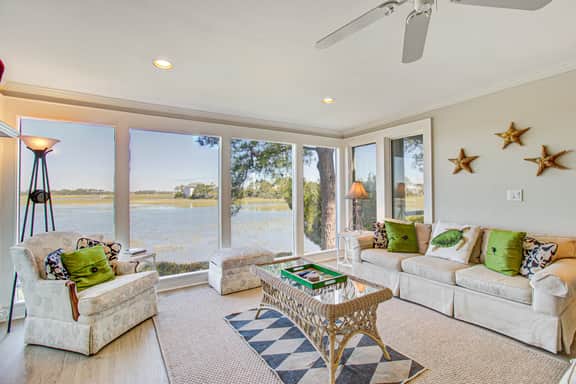 Centrally located to local attractions, close to beach access & marsh views - Image 2