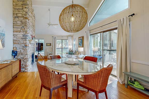 Bright, beautiful home with screened-in porch, wood flooring, & AC - dogs ok - Image 4