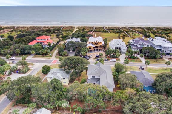 Convenient dog-friendly retreat steps from the beach with grill & screened porch - Image 3