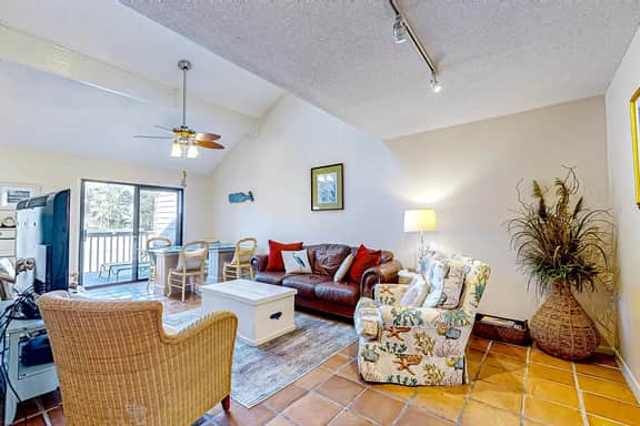 Creek Watch Villa with resort amenities, marsh views, & on-site golf - Image 3