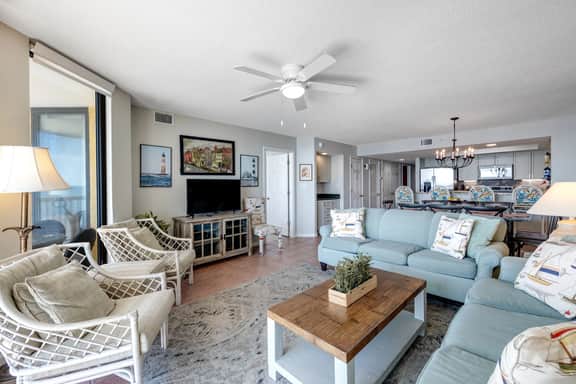 Oceanfront, third-floor villa with great views, balcony & 2 shared pools - Image 5