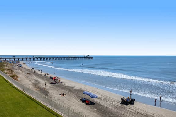 Oceanfront, third-floor villa with great views, balcony & 2 shared pools - Image 3