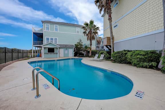 Lavish home near the beach and Charleston with pool & dock access - balcony - Image 2
