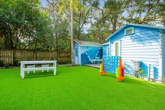 Fun dog-friendly getaway near the beach with yard, kitchenette & WiFi - Image 2