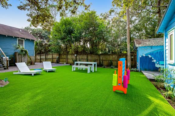 Fun dog-friendly getaway near the beach with yard, kitchenette & WiFi - Image 3