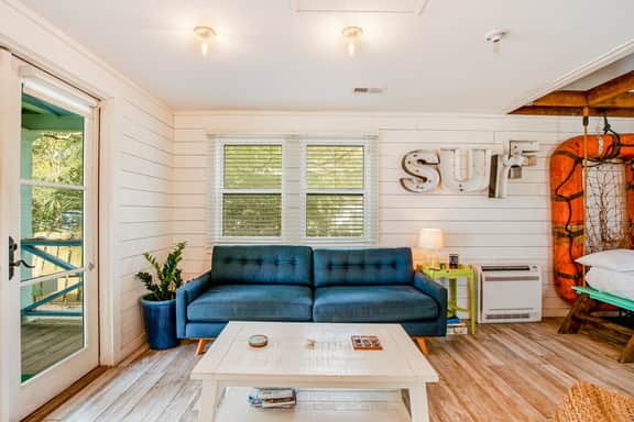 Fun dog-friendly getaway near the beach with yard, kitchenette & WiFi - Image 4