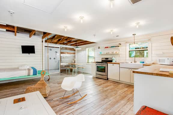 Fun dog-friendly getaway near the beach with yard, kitchenette & WiFi - Image 5