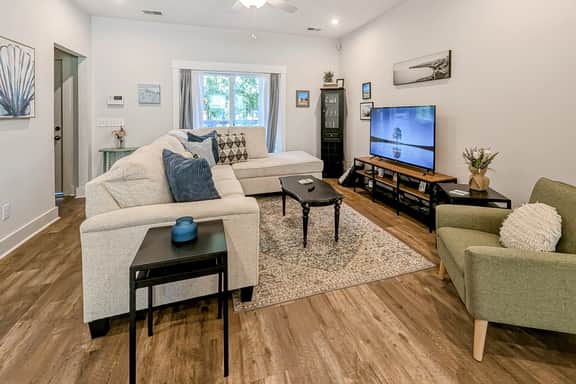 Dog-friendly townhouse with enclosed patio, outdoor dining, desk, W/D, & AC - Image 5