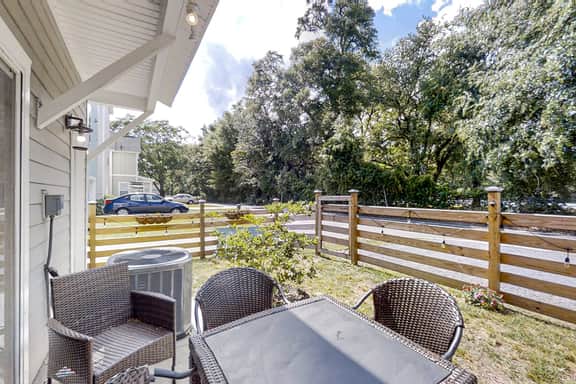 Dog-friendly townhouse with enclosed patio, outdoor dining, desk, W/D, & AC - Image 2