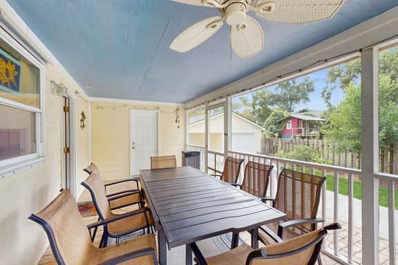Old Village hideaway with covered porches, grill, alfresco dining & fenced yard - Image 3