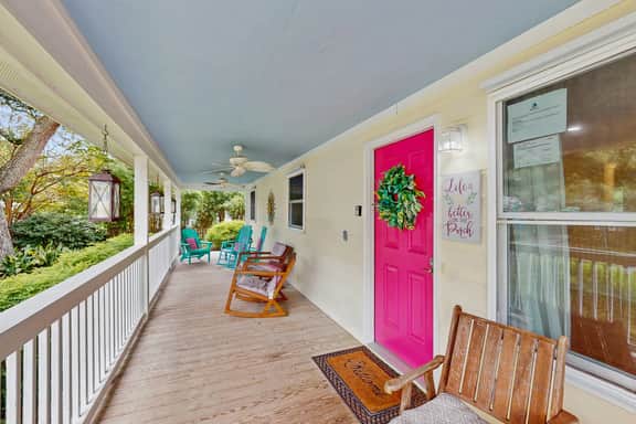 Old Village hideaway with covered porches, grill, alfresco dining & fenced yard - Image 4