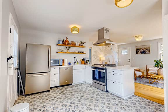 Delightful sun-filled getaway w/ patio, W/D, & AC - close to Park Circle - Image 5