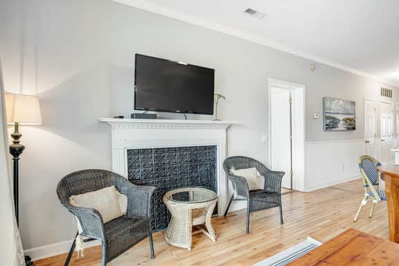 2nd-floor retreat with screened porch, shared pool, WiFi, central AC & elevator - Image 3