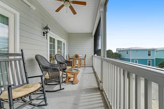 2nd-floor retreat with screened porch, shared pool, WiFi, central AC & elevator - Image 2