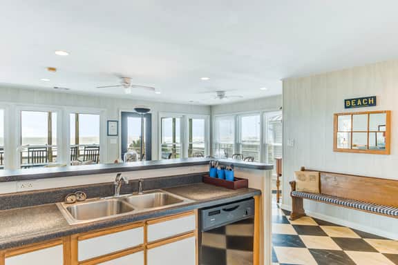 Special oceanfront home w/ stunning ocean views & private beach access - Image 4