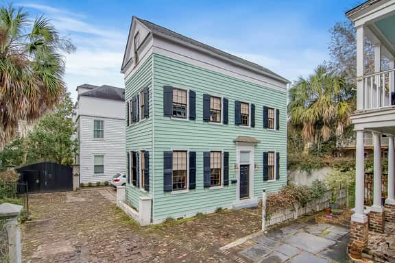 Dog-friendly home with AC, fireplace & W/D - one block to King Street dining - Image 2