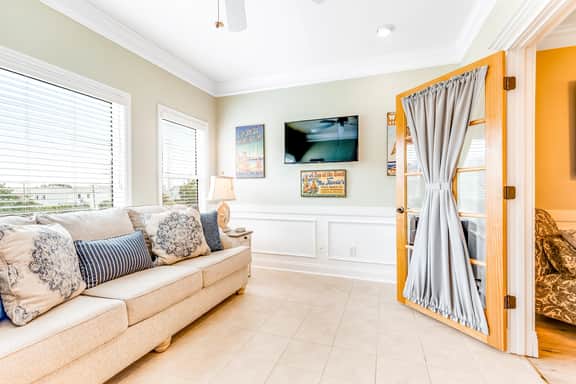 Dog-friendly monthly rental with pool, AC, ideal for remote work & travel nurse - Image 4