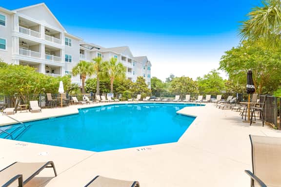 Dog-friendly monthly rental with pool, AC, ideal for remote work & travel nurse - Image 2