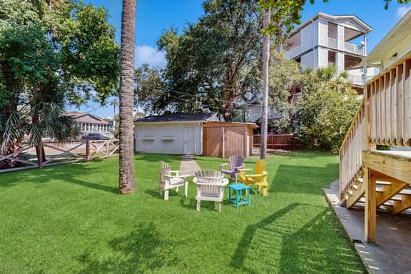 Charming home with enclosed porch, WiFi, & central AC - walk to beach and shops - Image 3