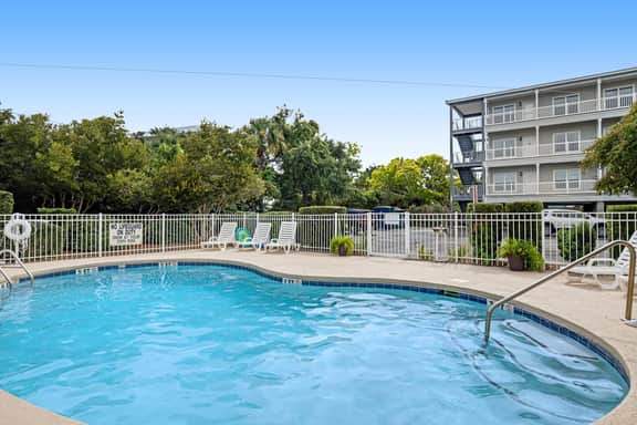 Fantastic condo with water-view, pool, balcony, central AC, & washer/dryer - Image 3