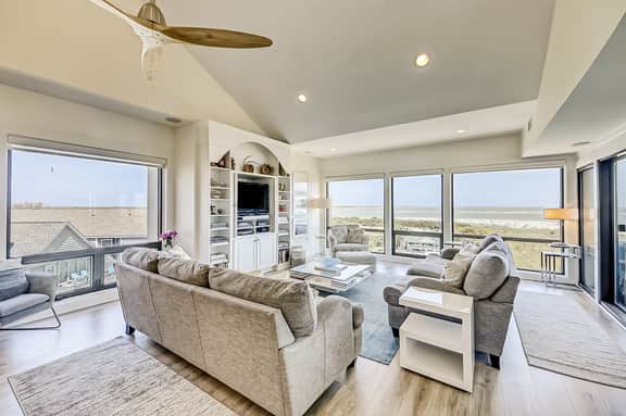 Luxury penthouse with stunning oceanfront views, 3 decks, pool & hot tub - Image 5