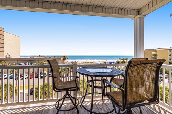 Third-floor condo with views of the ocean & shared pool - Image 2