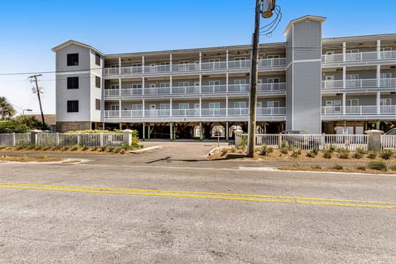 Third-floor condo with views of the ocean & shared pool - Image 3