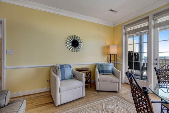 Third-floor condo with views of the ocean & shared pool - Image 4