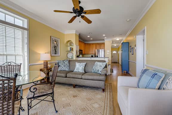 Third-floor condo with views of the ocean & shared pool - Image 5