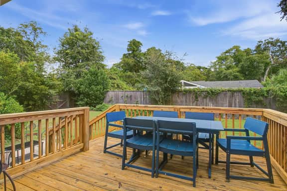 Charming dog-friendly home with enclosed yard, fast WiFi, & washer/dryer - Image 4
