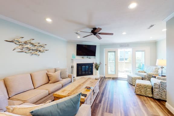30-Day Marshfront Rental Condo w/Amazing Views, 2 Porches, Laundry & Shared Pool