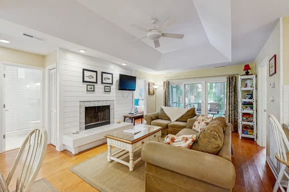 Cabin in the maritime forest with pool and golf on-site - walk to the beach