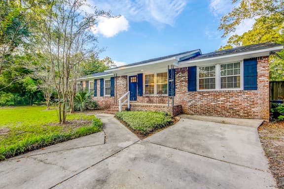 Charming dog-friendly home with enclosed yard, fast WiFi, & washer/dryer