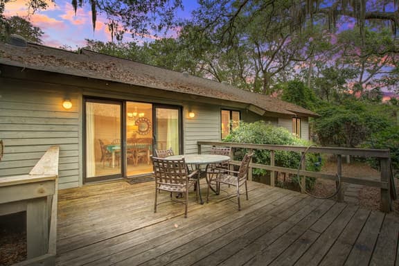 Cottage with natural wooded view - walking distance to beach/ lots of trails