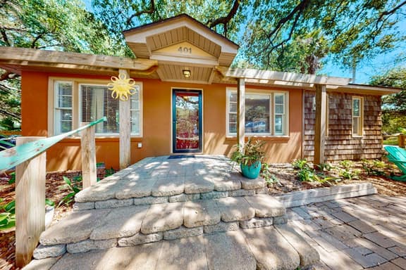 Downtown dog-friendly home with outdoor shower, level 2 EV charger