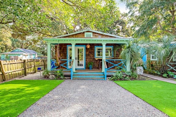 Fun dog-friendly getaway near the beach with yard, kitchenette & WiFi