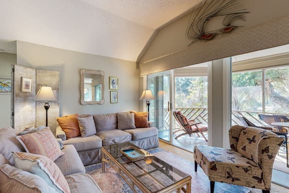 Lagoon views, close to beach, golf, tennis and 30 minutes from Charleston