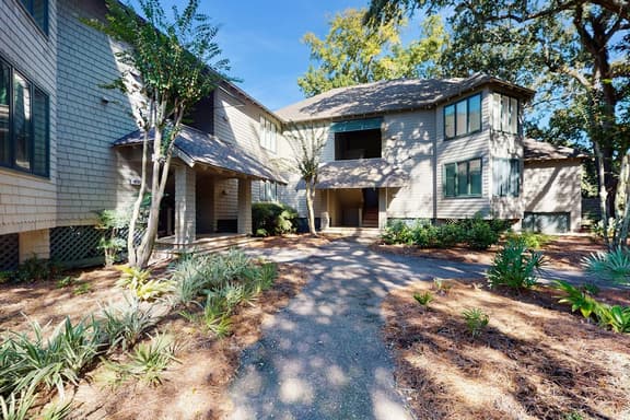 Lagoon-Front Villa w/ Screened Porch, WiFi & AC - Steps to Beach, Tennis & Golf