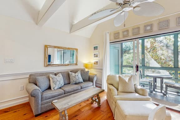 Lovely second-floor villa w/ great location – walk to beach, golf & activities