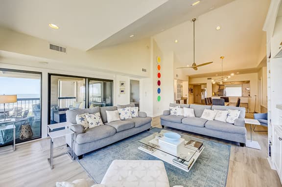 Luxury penthouse with stunning oceanfront views, 3 decks, pool & hot tub
