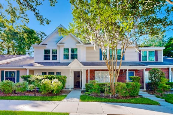 Modern townhouse close to shopping, night life and restaurants