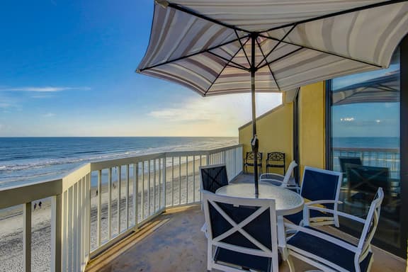 Oceanfront, fourth-floor villa with balcony, amazing view & 2 shared pools