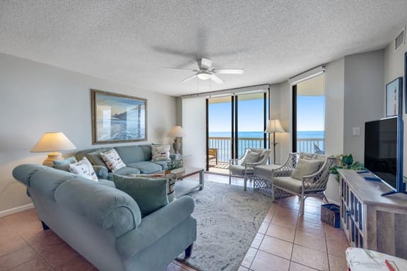 Oceanfront, third-floor villa with great views, balcony & 2 shared pools