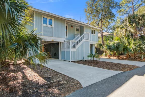 Palm-surrounded abode with screened-in balcony, chef's kitchen, smart TVs, & W/D