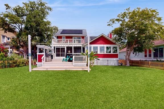 Peaceful home with expansive views of the Ashley River w/ outdoor living space