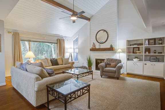 Spacious, dog-friendly home with screened porch, next to the beach path