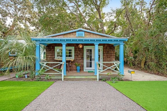 Trio of coastal cottages with private courtyard, full kitchens, & WiFi - dogs ok