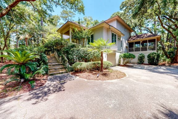 Updated island estate with serene lagoon views & 2 decks - bike to beach