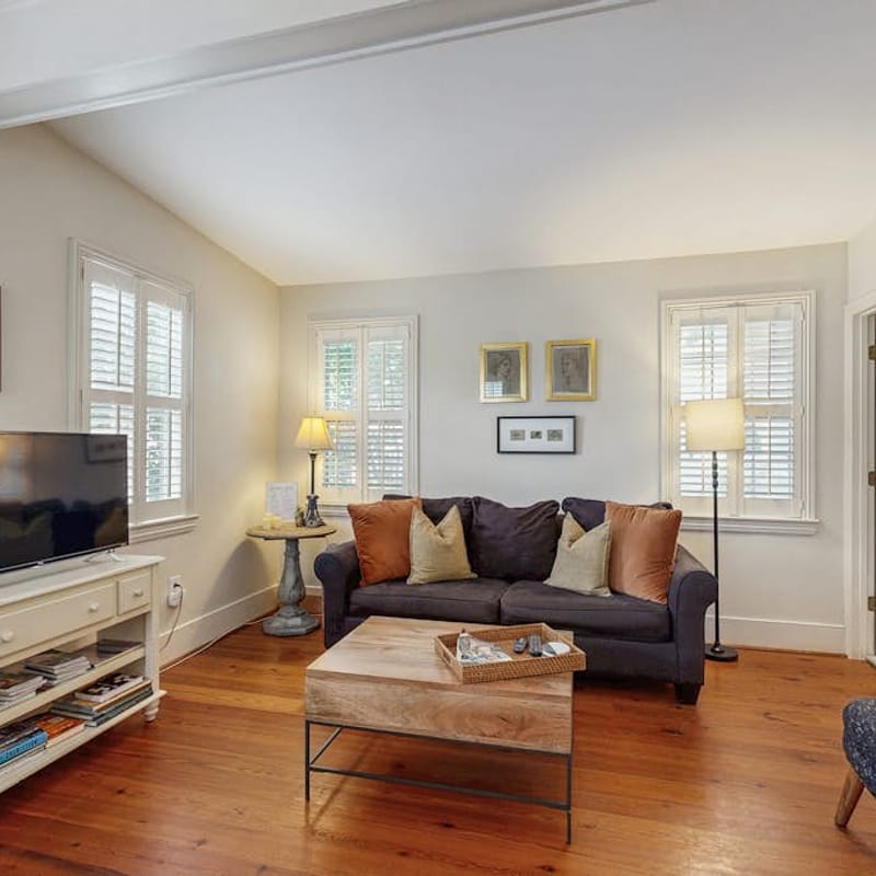 Charming carriage house w/ original hardwoods, W/D & antique bed - 1 dog OK
